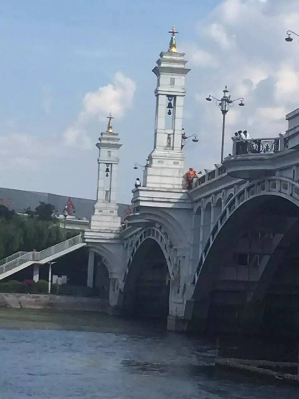滕州景观桥穿寿衣跳桥图片