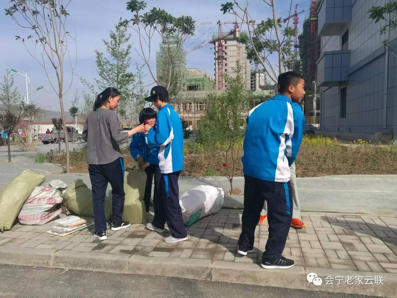 宿舍四張床,高床住人,下面是學習桌,書架,衣櫃,配備板凳祝會寧二中在