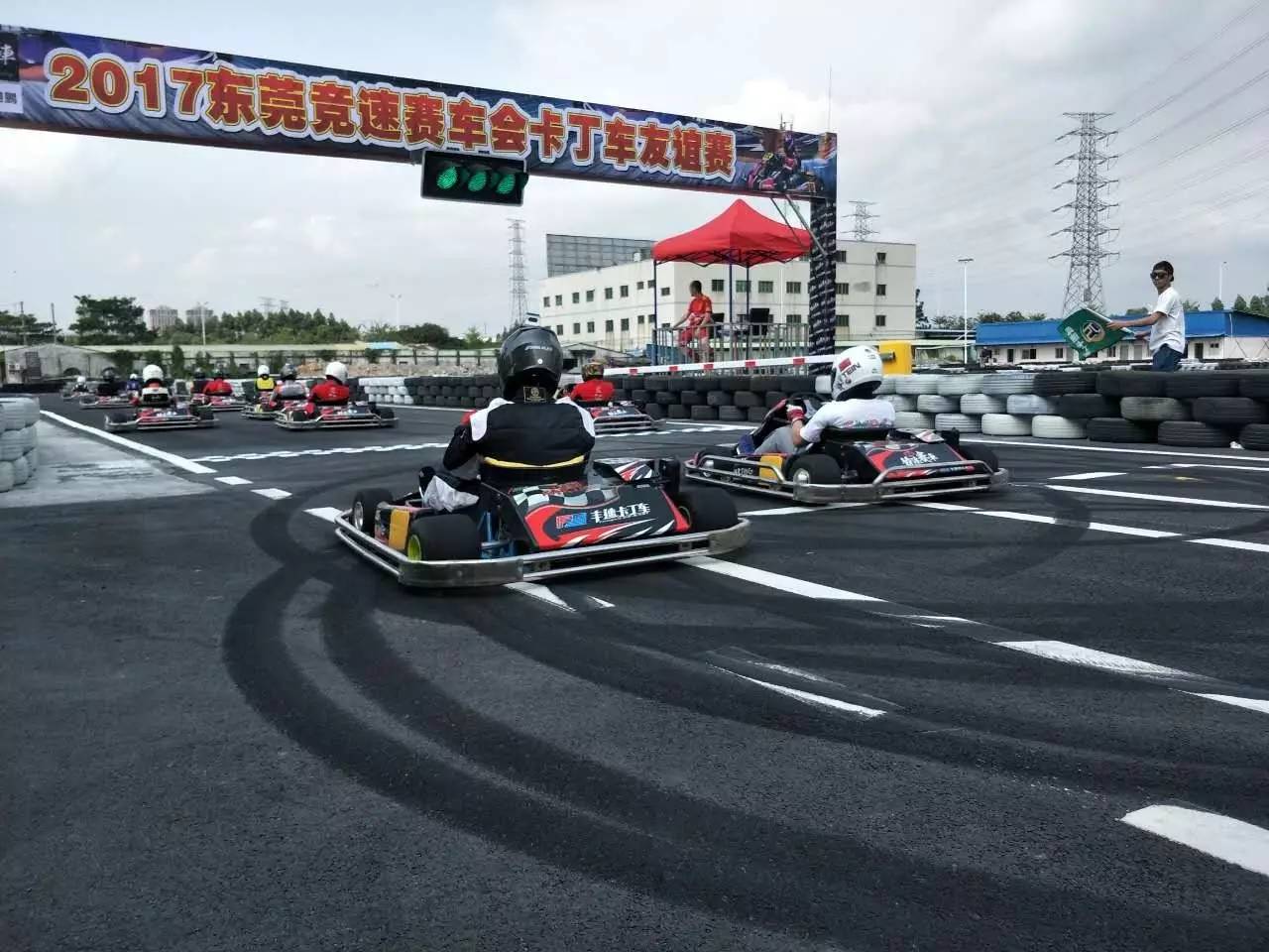 集汽车,摩托车,漂移车,卡丁车于一体的赛车文化集结地,配有飞镖,美食