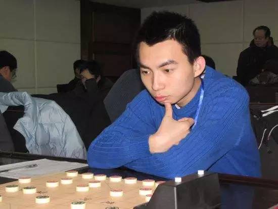 张学潮他7岁学棋,与许银川,陈丽淳师出同门,是著名象棋教练章汉强教