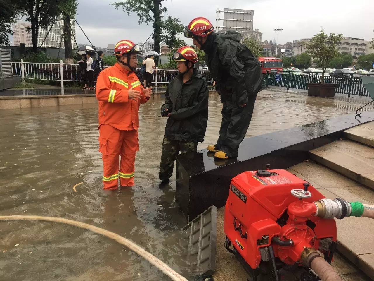 雖然夜已深,但消防官兵依然在抗洪救災第一線英勇奮戰,保護人民群眾的