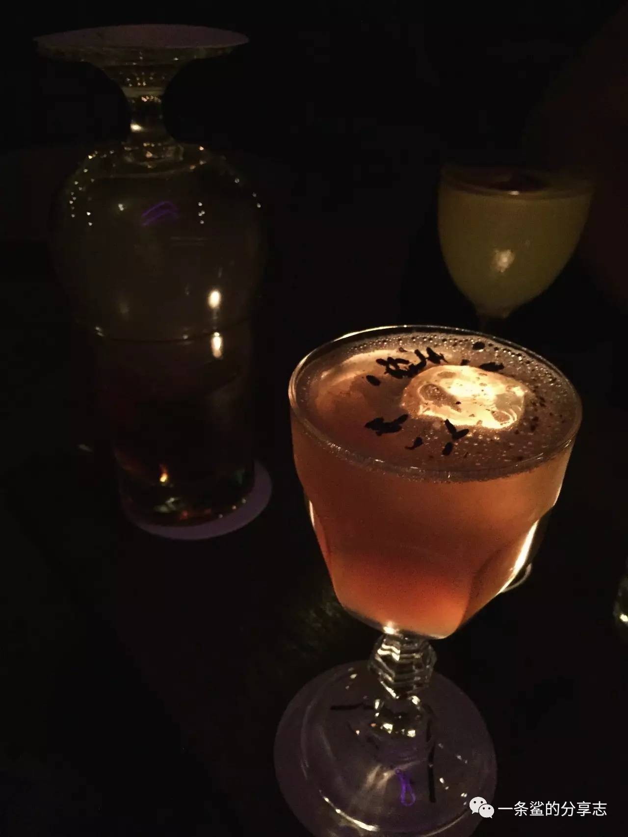 那么音乐再来一首,开始介绍三家我最喜爱的北京的cocktail bar吧:) in