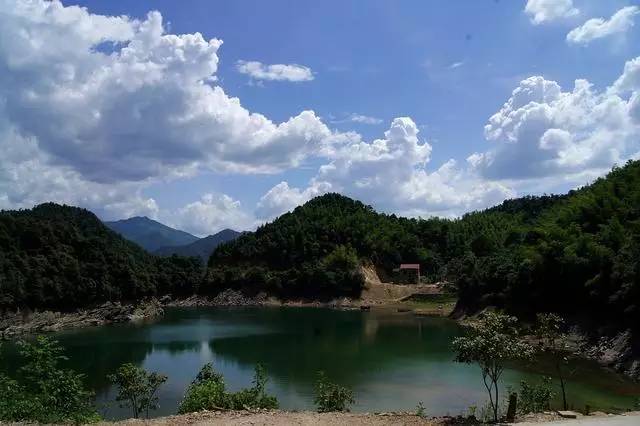 景點有桃花谷,白龍洞,酒埠江,靈龜峰,馬鞍山等