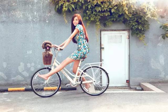 電動車的美女們 小編每次看到她們都忍不住倒吸一口氣 穿裙子騎車多