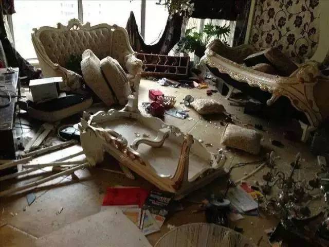 客厅被砸的真实照片图片