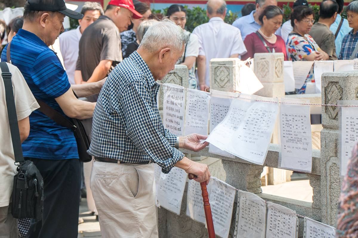 週三上午九點的洪山公園相親角我們見到了這一幕