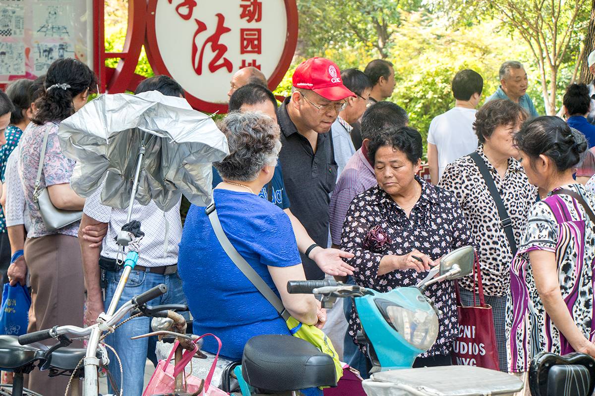 週三上午九點的洪山公園相親角我們見到了這一幕