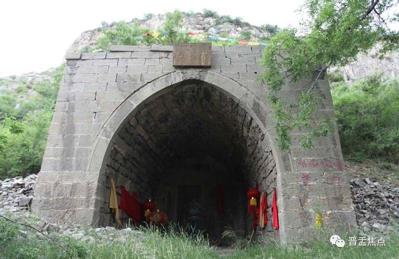 67盂县千佛寺因山崖刻有千佛石雕像而有名