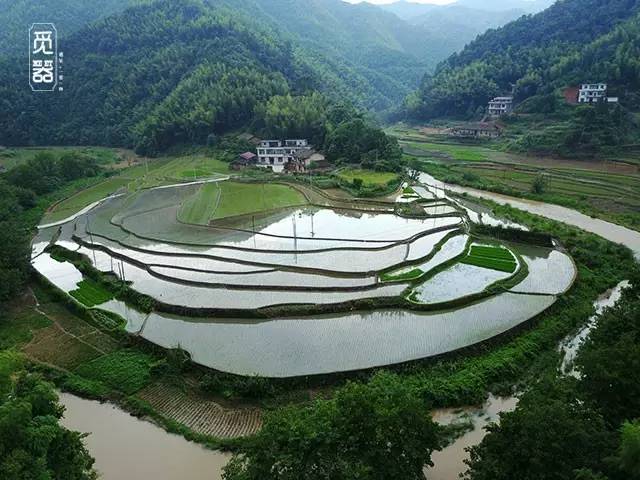 远处的群山在云雾间忽隐忽现我们一路惊叹着缓缓前行浏阳小河乡潘根