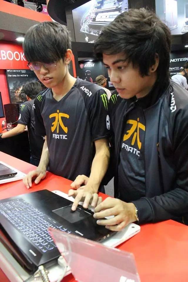 fnatic dota2戰隊五人圍觀msi攤位