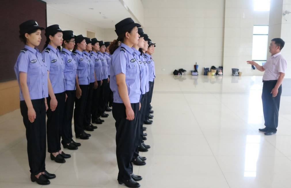 沭阳县保安服务公司首批大专女保安员派驻上岗