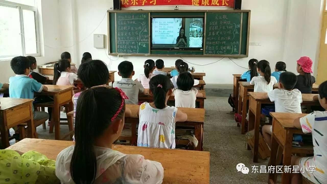 了系列有效的学习传唱实践活动,通过学唱向学生渗透核心价值观的思路