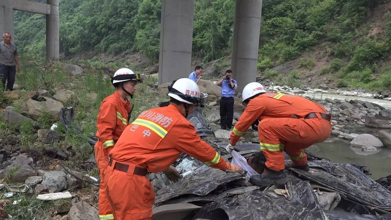 巴中一小車墜落百米懸崖,駕駛員當場身亡!