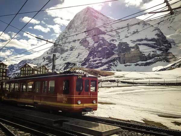 登阿尔卑斯山最完美的旅程是坐着小火车登顶少女峰