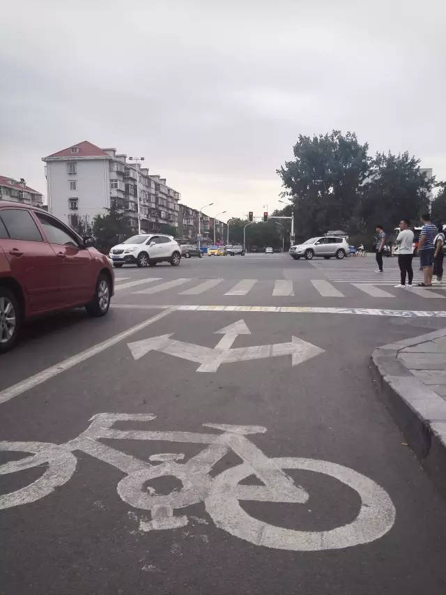 當非機動車道施劃有左轉,直行,右轉三合一箭頭時,便可以在左轉彎箭頭