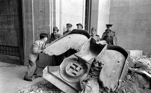 希特勒地堡最后时刻:纳粹官员靠酗酒逃避现实