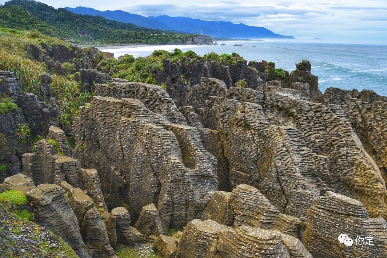 千層薄餅巖其實是一種薄層狀的石灰岩與泥岩或頁岩互層的沉積岩.