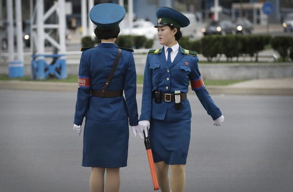 朝鲜女交警青春美丽英姿飒爽但只能干到26岁
