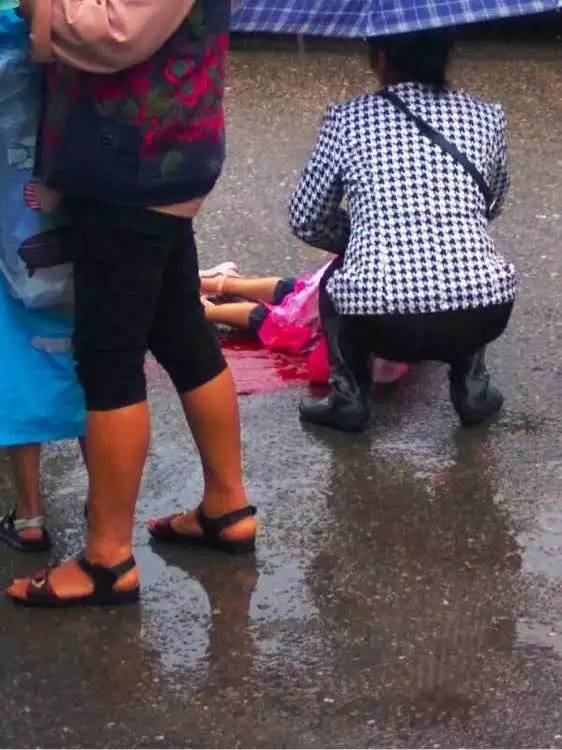 武胜迎宾大道往旧县岔路口发生惨烈车祸,一女孩雨中被撞身亡(附视频)