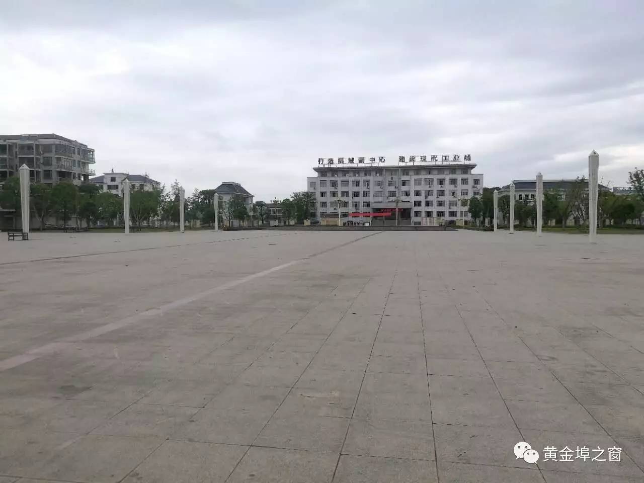 位於江西省東北部,東南與餘江縣錦江鎮相連,東北與萬年縣青雲鎮毗鄰