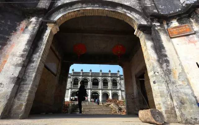 在慈堂村,踩在密密铺着的青砖地面上,感受着历史留给后代的无尽遐想.