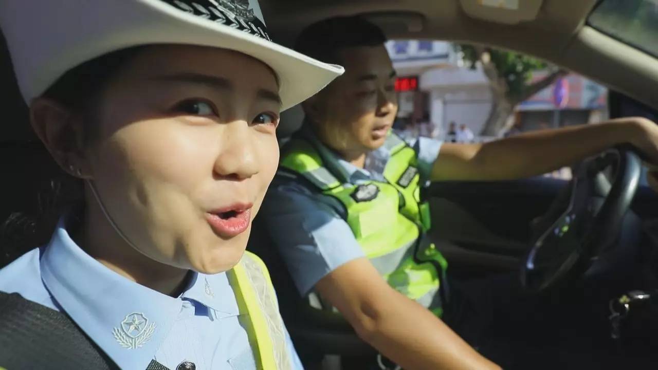 犯啥事了?美女主播斯斯被警車拉走啦?