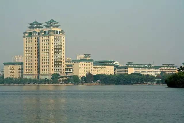 创建于1951年,2002年3月更名为中南民族大学
