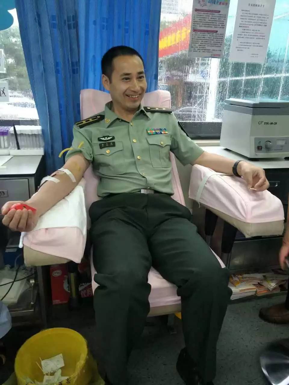 用行动为献血者日献礼:君山区150名干群无偿献血52500毫升