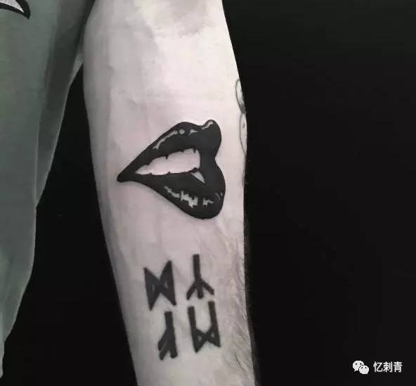 纹身图案 —— 性感嘴唇纹身