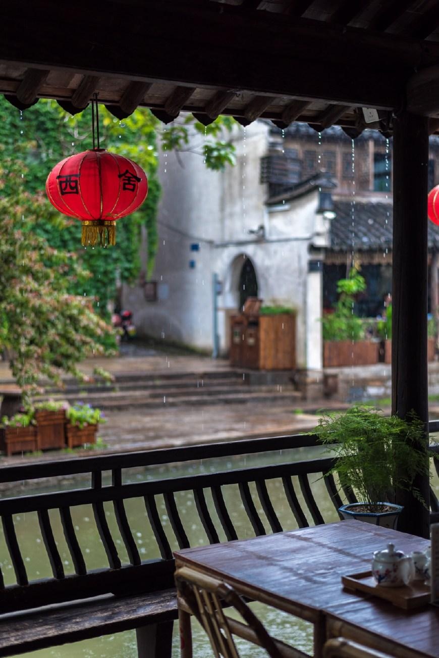 南浔古镇的河边有不少的饭馆茶馆,雨天坐下来喝一壶茶,看河边的绿叶被