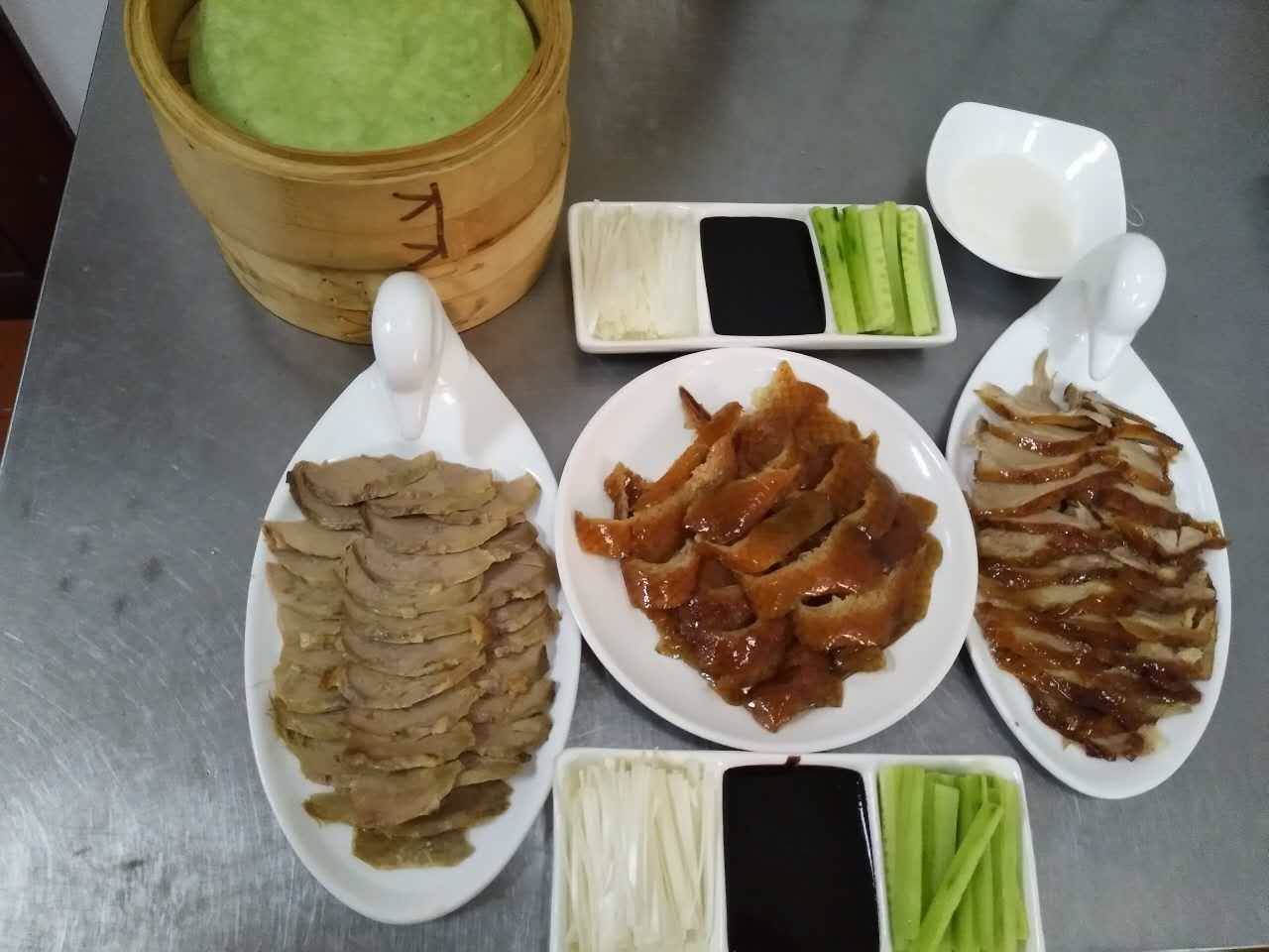 片鸭师快速的把鸭肉和鸭骨分离 每一片肉都带脆皮.