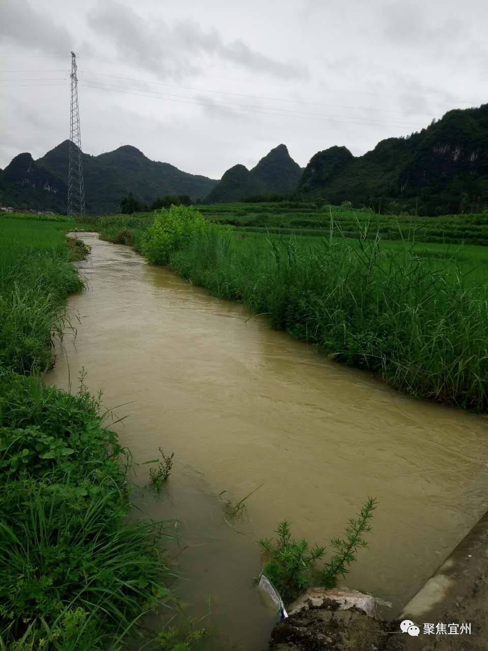 宜州今年暴雨要下多久!劉三姐鎮,北牙等到處發大水,大家做好上船準備.