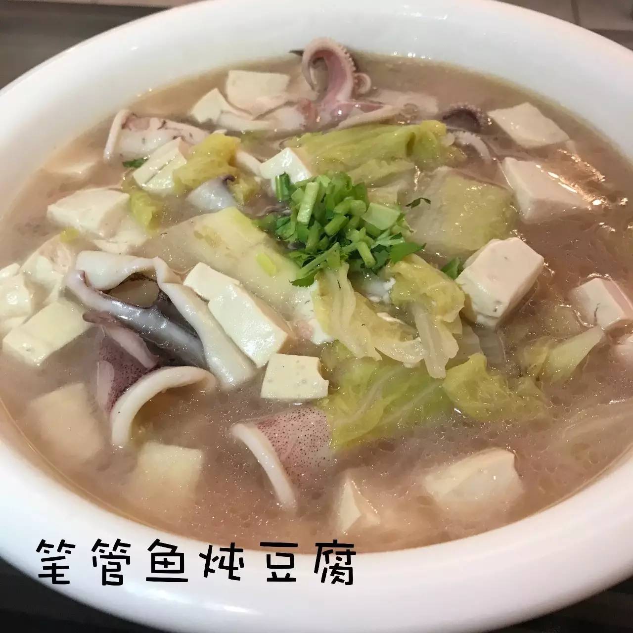 "这儿"私房菜以胶东菜系风味为主,擅于烹饪各种海鲜菜,主要是爆,烧,炒