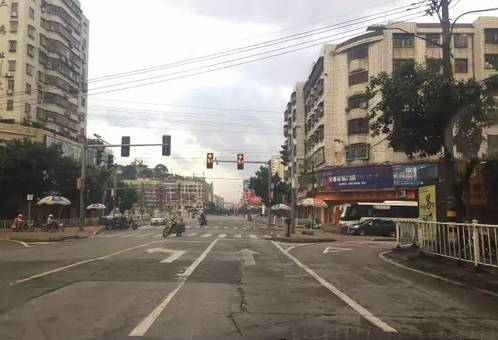 安溪大橋北石紅綠燈路口行車方向發生重大變化左轉車道可直行