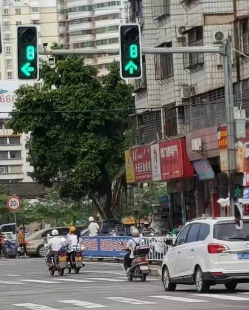 安溪大橋北石紅綠燈路口行車方向發生重大變化左轉車道可直行