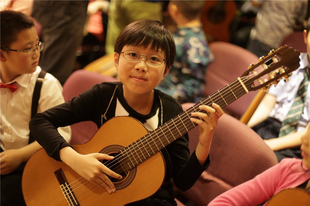 弹吉他照片 学生图片