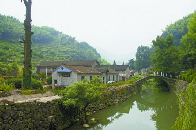 在村裡放眼望去崇山峻嶺茂林修竹小溪清流古道通幽雖無繁華鬧市之盛可