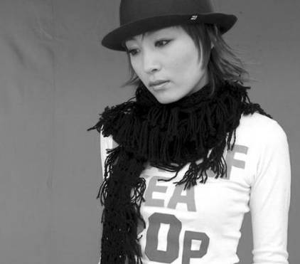 她的好友张强(80年代一度很红的女歌手,代表作《烛光里的妈妈》)还在