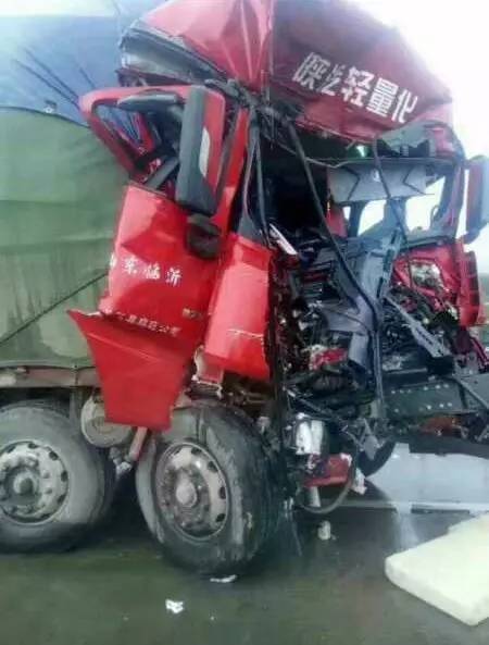 临沂籍的货车在广东省江门市高速公路出了车祸,急寻车主家人!现场惨烈