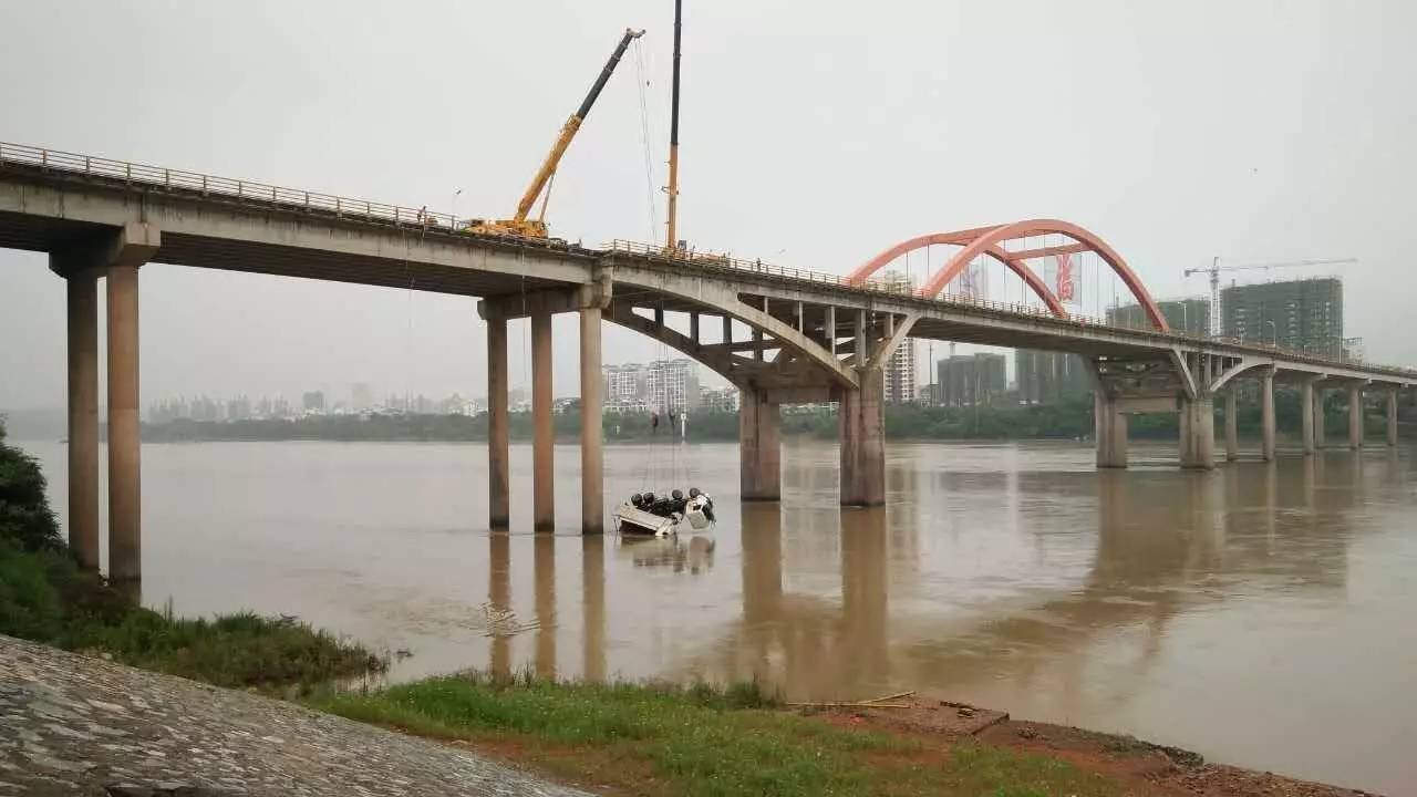 赣州竟又一辆后八轮从梅林大桥坠落,司机当场死亡(视频多图)