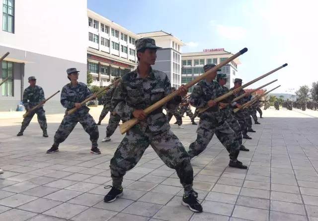 玉溪軍訓團農職院正青春昂首闊步向前進