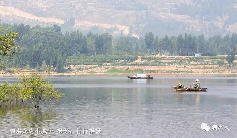 如今的泗水龙湾湖,小城子变得越来越生态美丽了,竟成了一个很有风景的