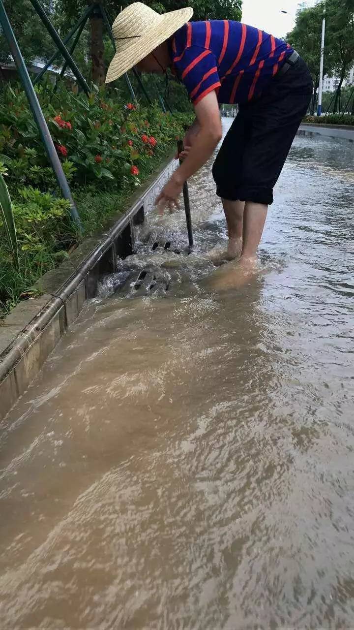 暴雨袭城应急处置生效谁在为我们蹚水前行