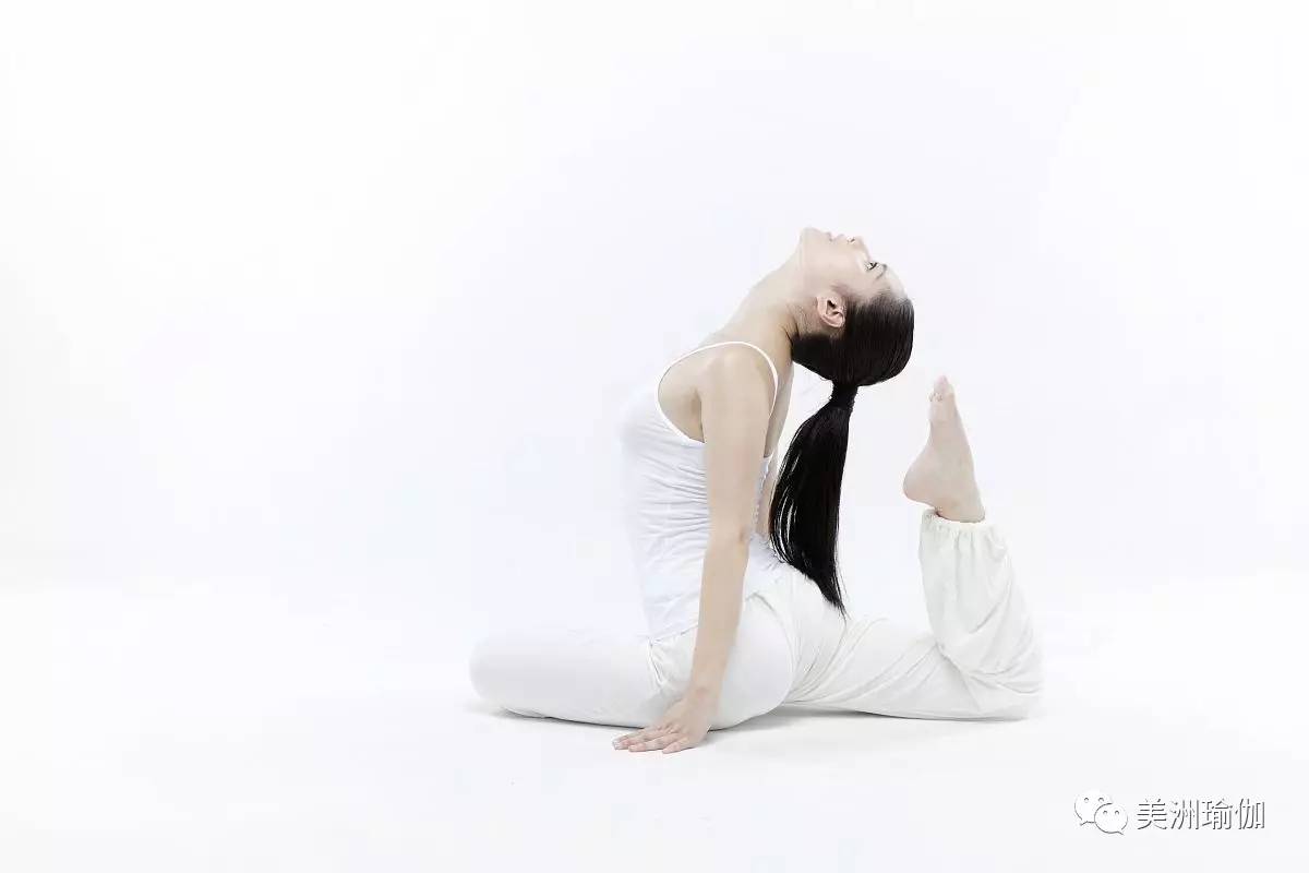 瑜伽练肩颈的动作图片图片