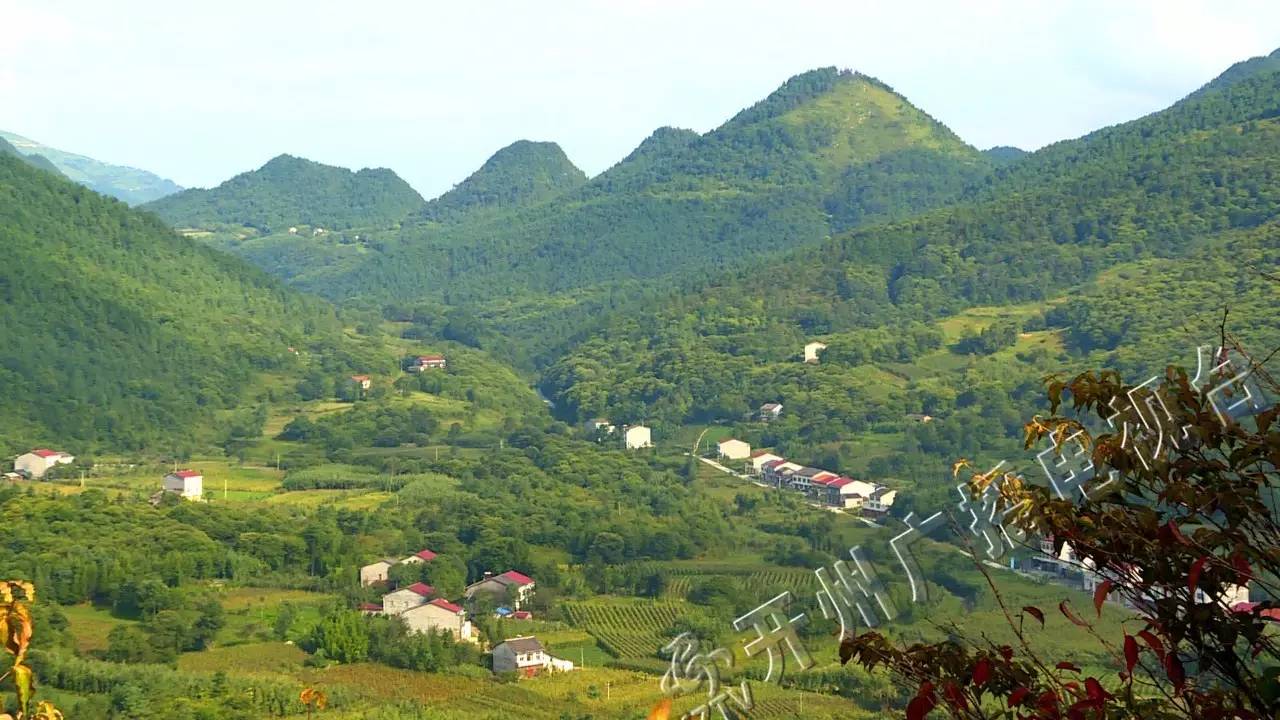 满月乡双坪村我们来到了北部山区的深处第一站"走三江三里,看百村脱贫