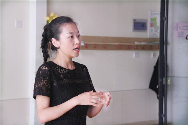 《永恒的童声》童歌大赛陕西赛区评委赵蓉在教老师们练习气息