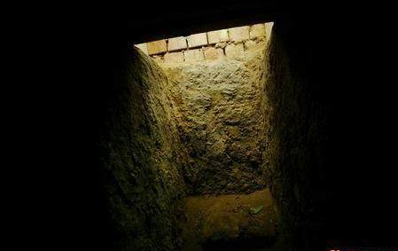图为萨达姆·侯赛因藏身地窖的洞口