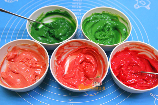 奶油霜分成5份,加入适量色素调成深绿,浅绿,粉红,桃红,大红先将深绿色