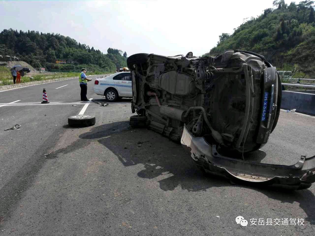 下面是今天某駕校某掛靠車在安嶽城南大道(成安渝高速出口處)發生的一