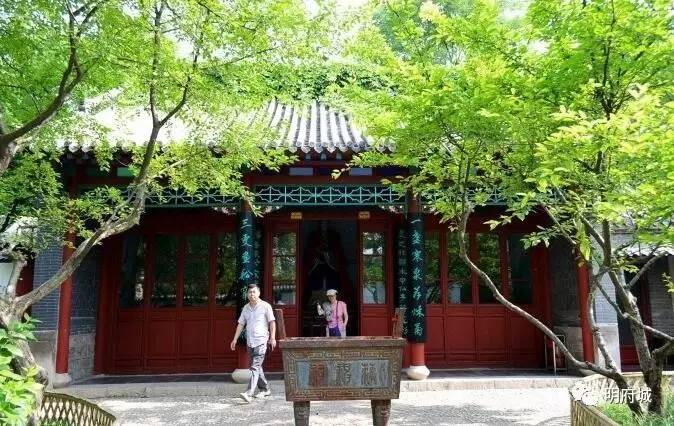 古代的濟南人在大明湖北岸鐵公祠西邊,建有一座小小的藕神祠,裡面供奉